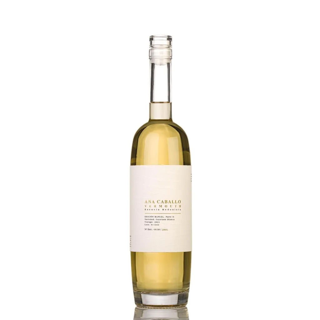 Botella de Ana Caballo Vermouth Blanco Cítrico Edición Manuel Parte II; etiqueta blanca con tipografía dorada, Cayetana Blanca 2021