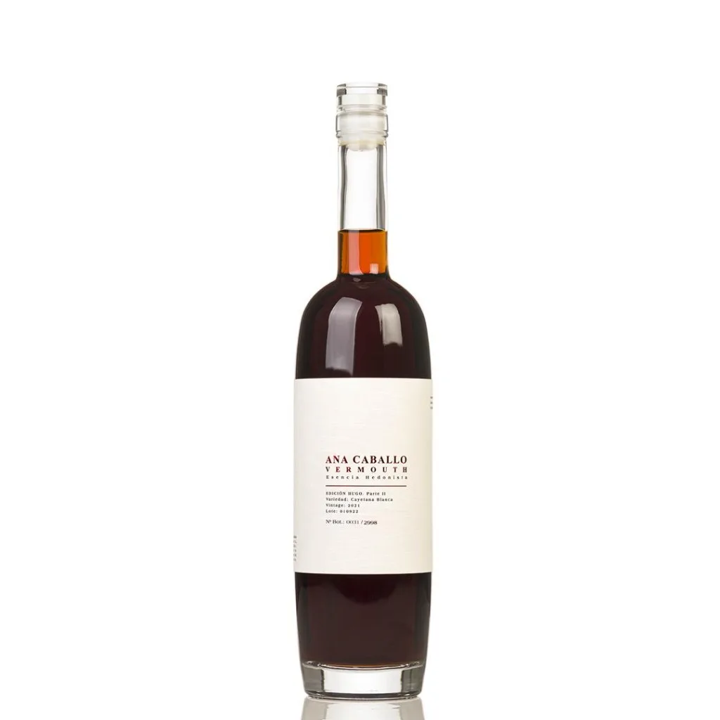 Botella de Ana Caballo Vermouth Rojo Edición Hugo Parte II; etiqueta crema con tipografía roja, Cayetana Blanca 2021