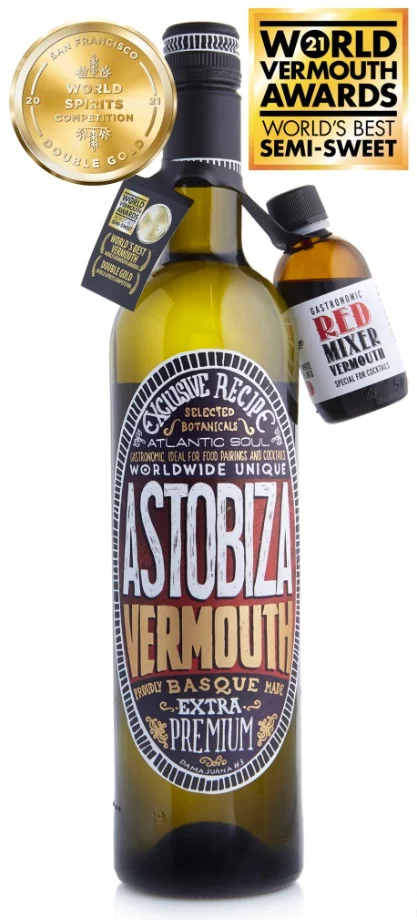 Botella de ASTOBIZA VERMOUTH Extra Premium con mini Red Mixer, etiqueta Damajuana n.º 3 y premios World Vermouth Awards 2021