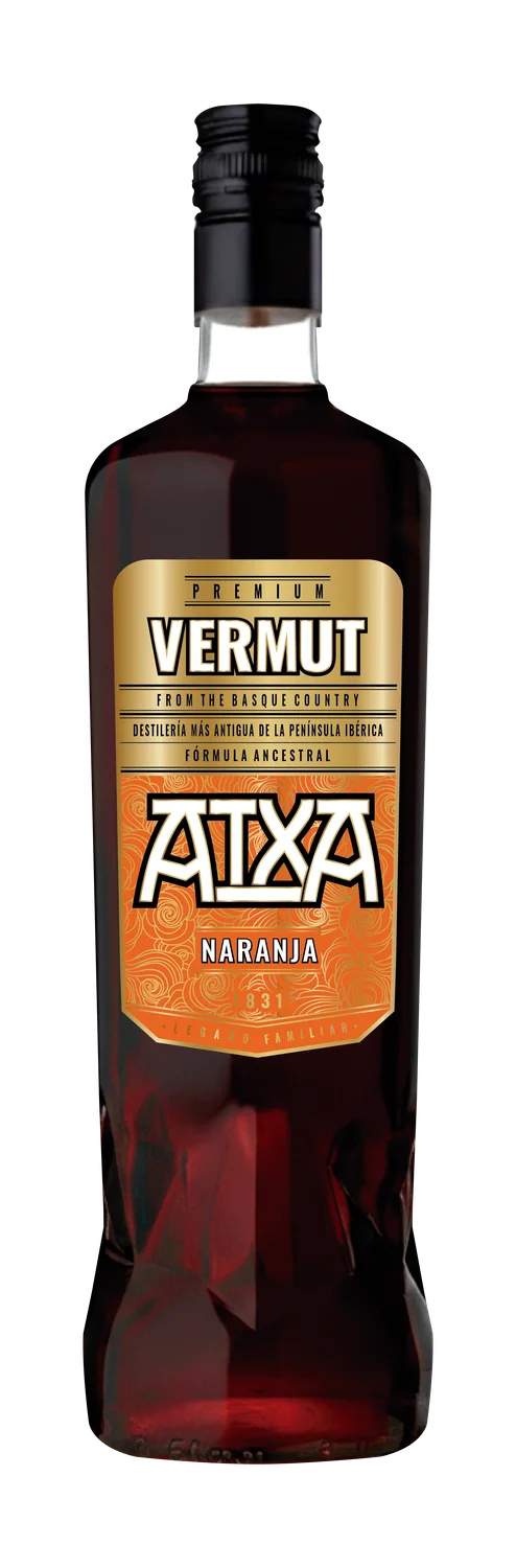 Botella de Atxa Vermut Naranja Premium con etiqueta naranja y oro; Destilerías Acha, Amurrio, País Vasco