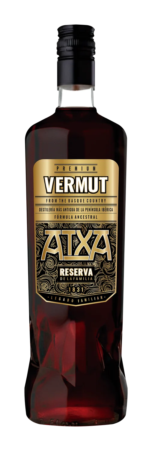 Botella de Atxa Vermut Reserva de la Familia Premium con etiqueta dorada; Destilerías Acha, Amurrio, País Vasco
