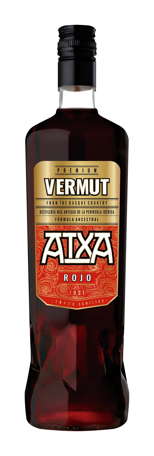 Botella de Atxa Vermut Rojo Premium con etiqueta roja y oro; Destilerías Acha, Amurrio, País Vasco