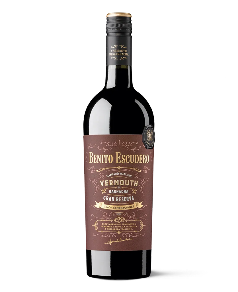Botella de Vermouth Benito Escudero Gran Reserva, etiqueta marrón y dorada con leyenda Gran Reserva, Vermouth de Garnacha, cinco generaciones desde 1852