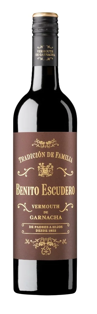 Botella de Vermouth Benito Escudero, etiqueta marrón y dorada con leyenda Vermouth de Garnacha, Tradición de Familia, desde 1852