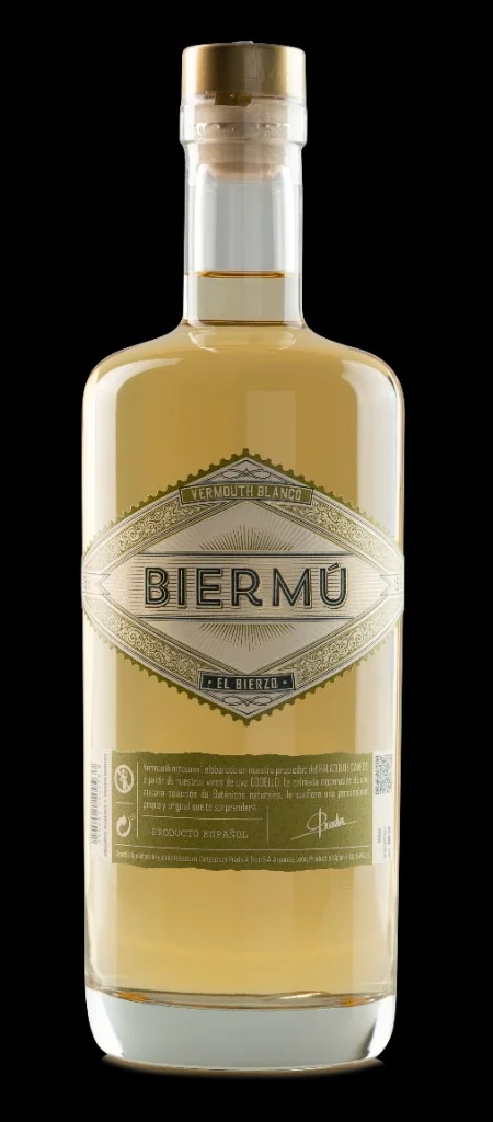 Botella de Biermú Blanco, etiqueta diamante dorada con leyenda Vermouth Blanco y El Bierzo