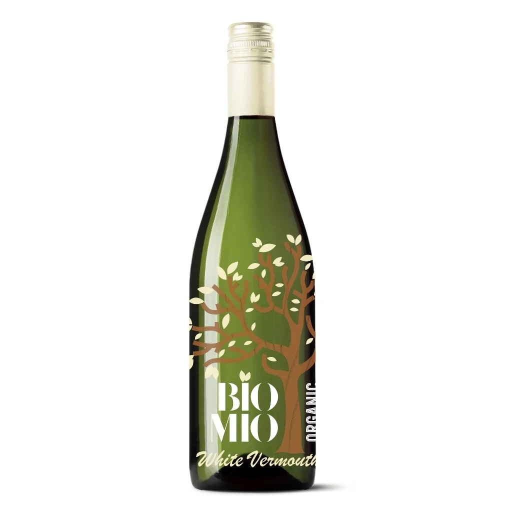 Botella de Organic White BioMio Vermouth, botella verde con árbol estilizado y leyenda Organic