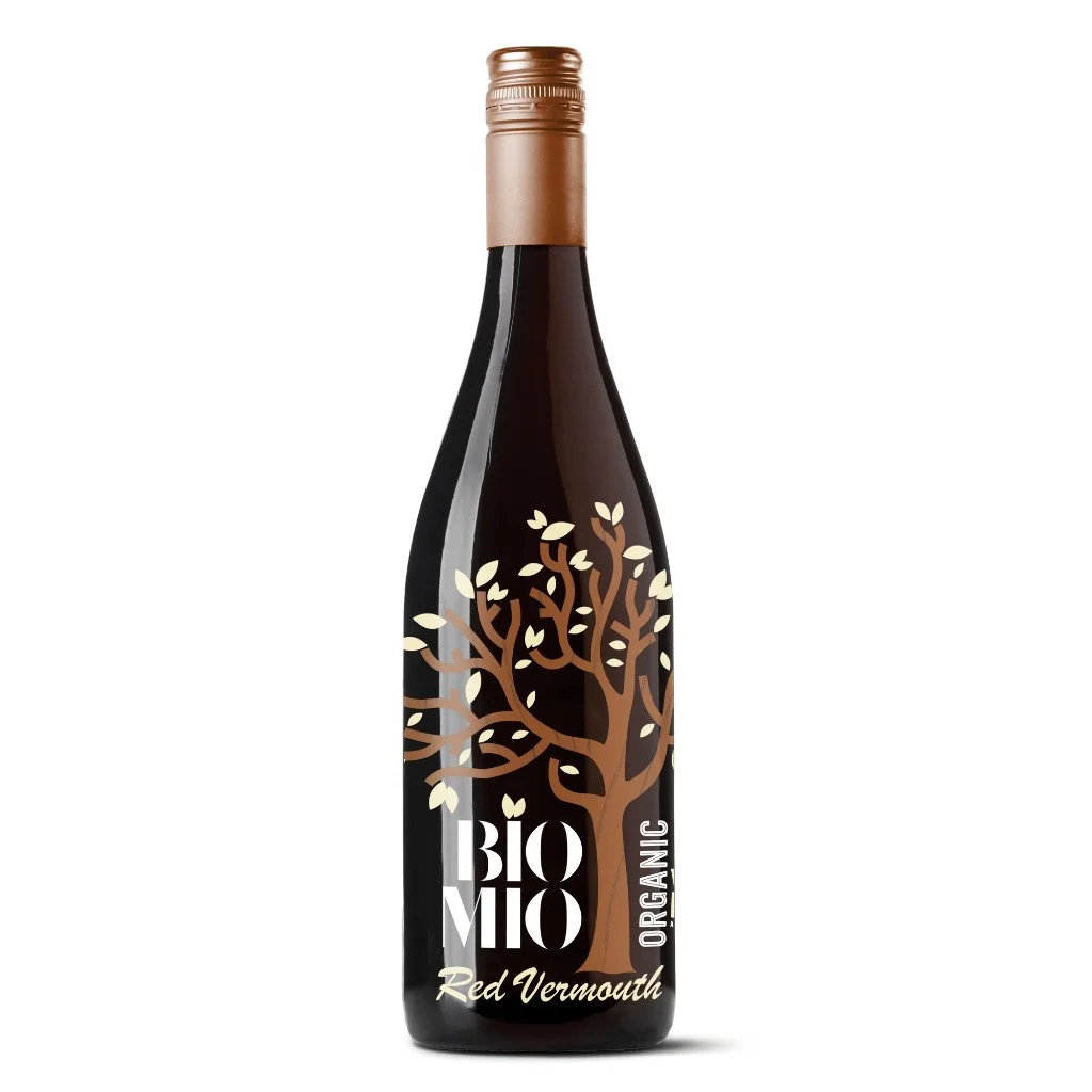 Botella de Organic BioMio Red Vermouth, etiqueta con árbol estilizado y leyenda Organic