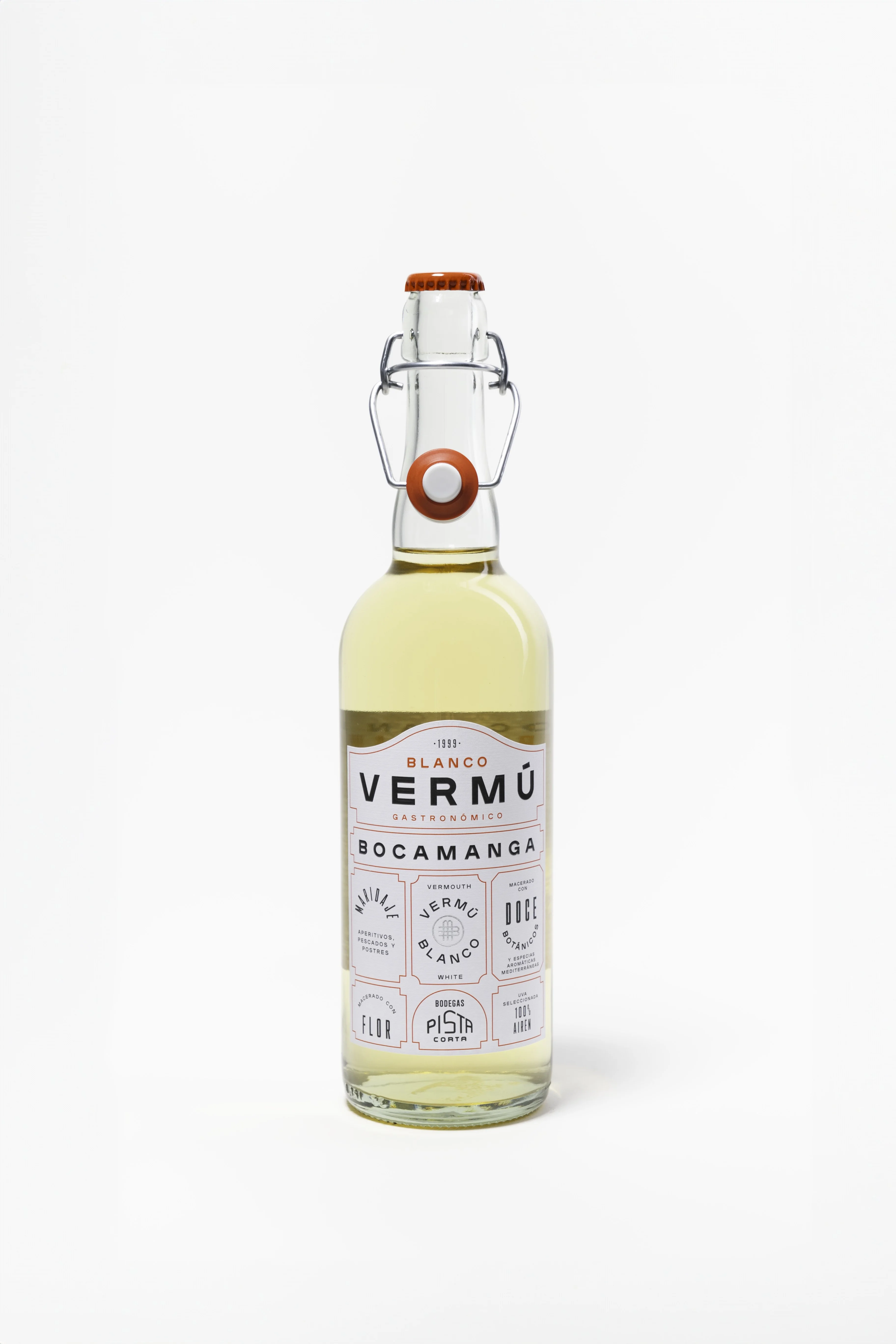 Botella de Bocamanga Blanco Vermú Gastronómico, tapón mecánico, etiqueta blanca con leyenda Blanco Vermú, doce botánicos y 100% Airén
