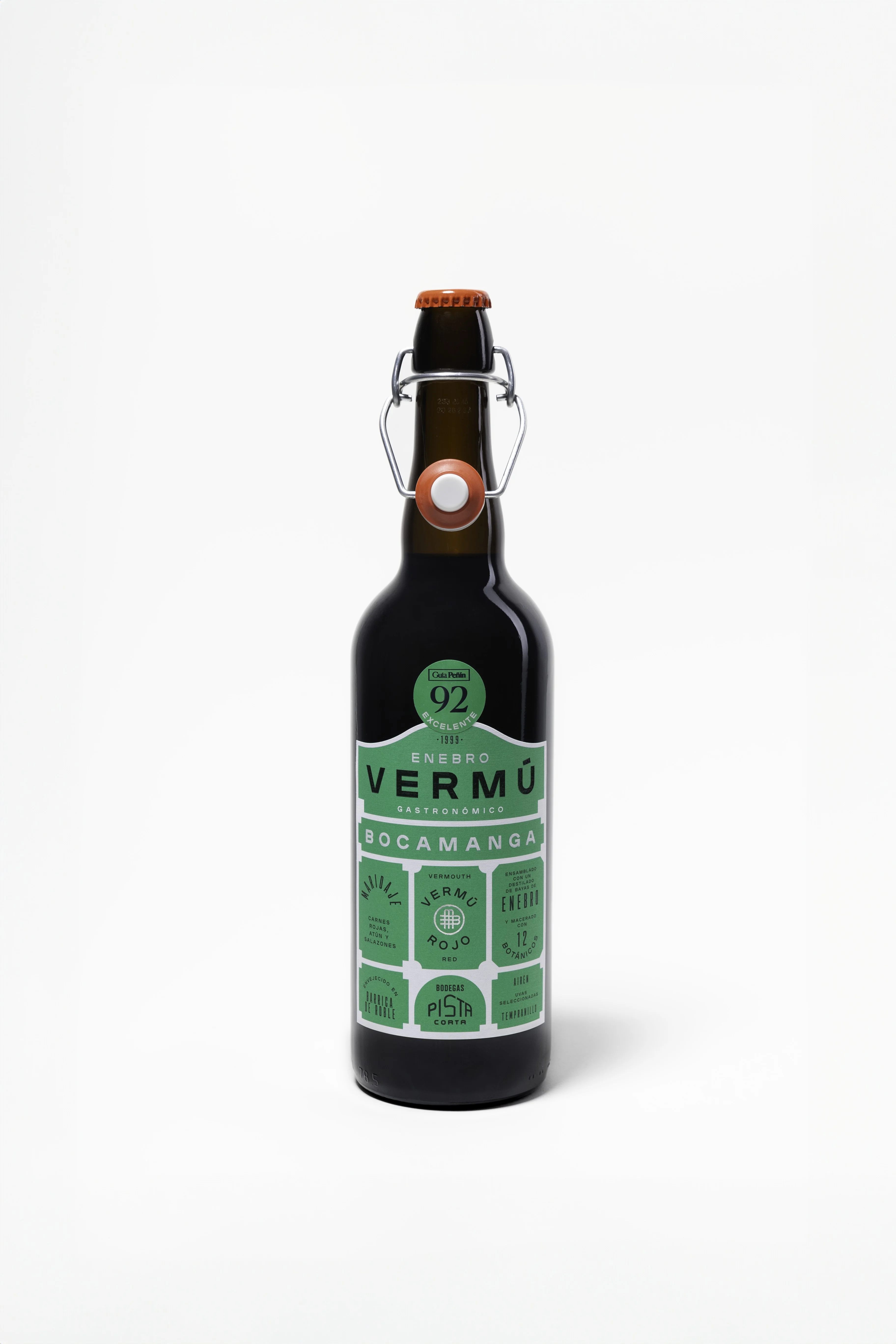 Botella de Bocamanga Enebro Vermú Gastronómico, etiqueta verde menta con sello Guía Peñín 92 Excelente y leyenda destilado de enebro