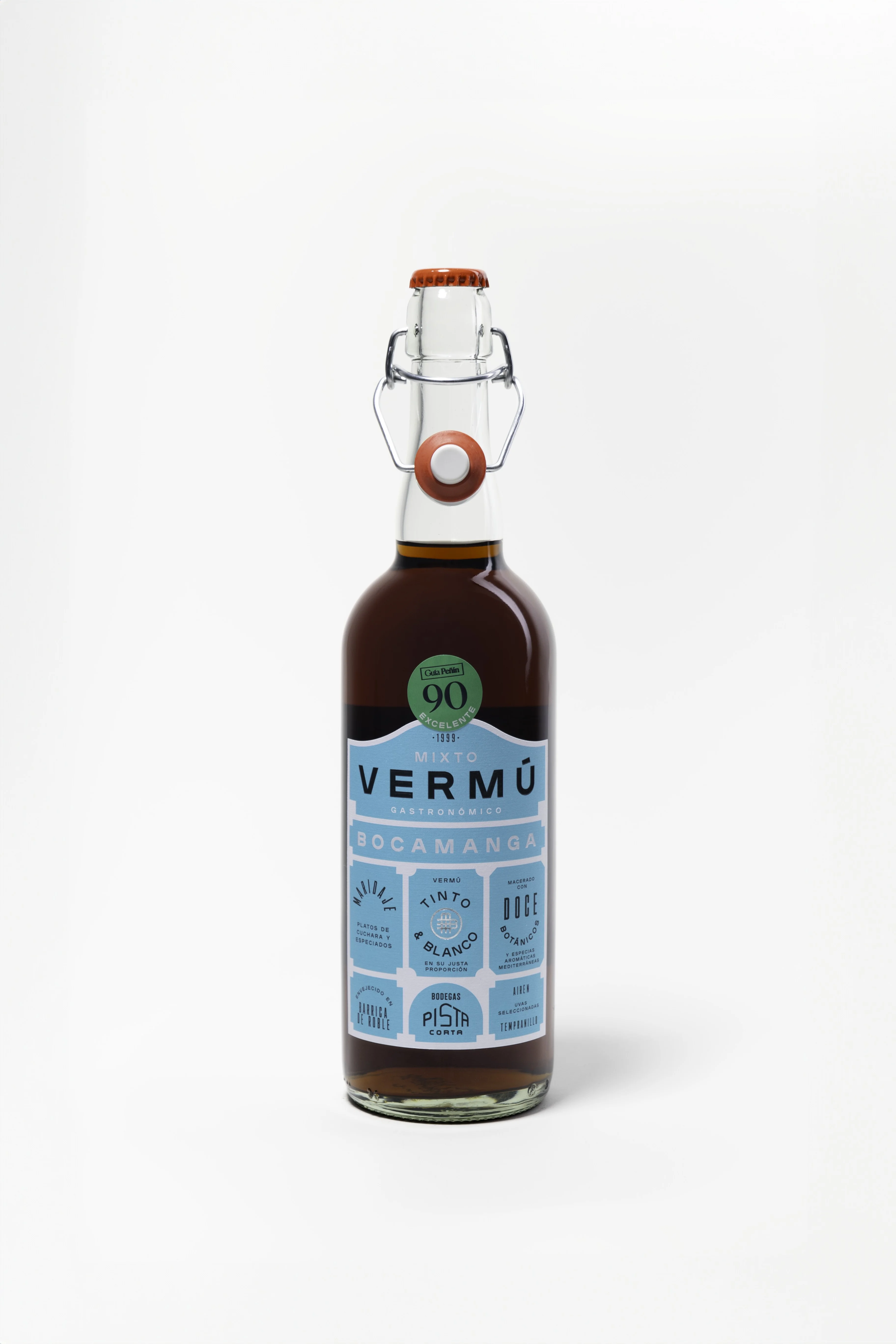 Botella de Bocamanga Mixto Vermú Gastronómico, etiqueta azul clara con sello Guía Peñín 90 Excelente y leyenda tinto y blanco