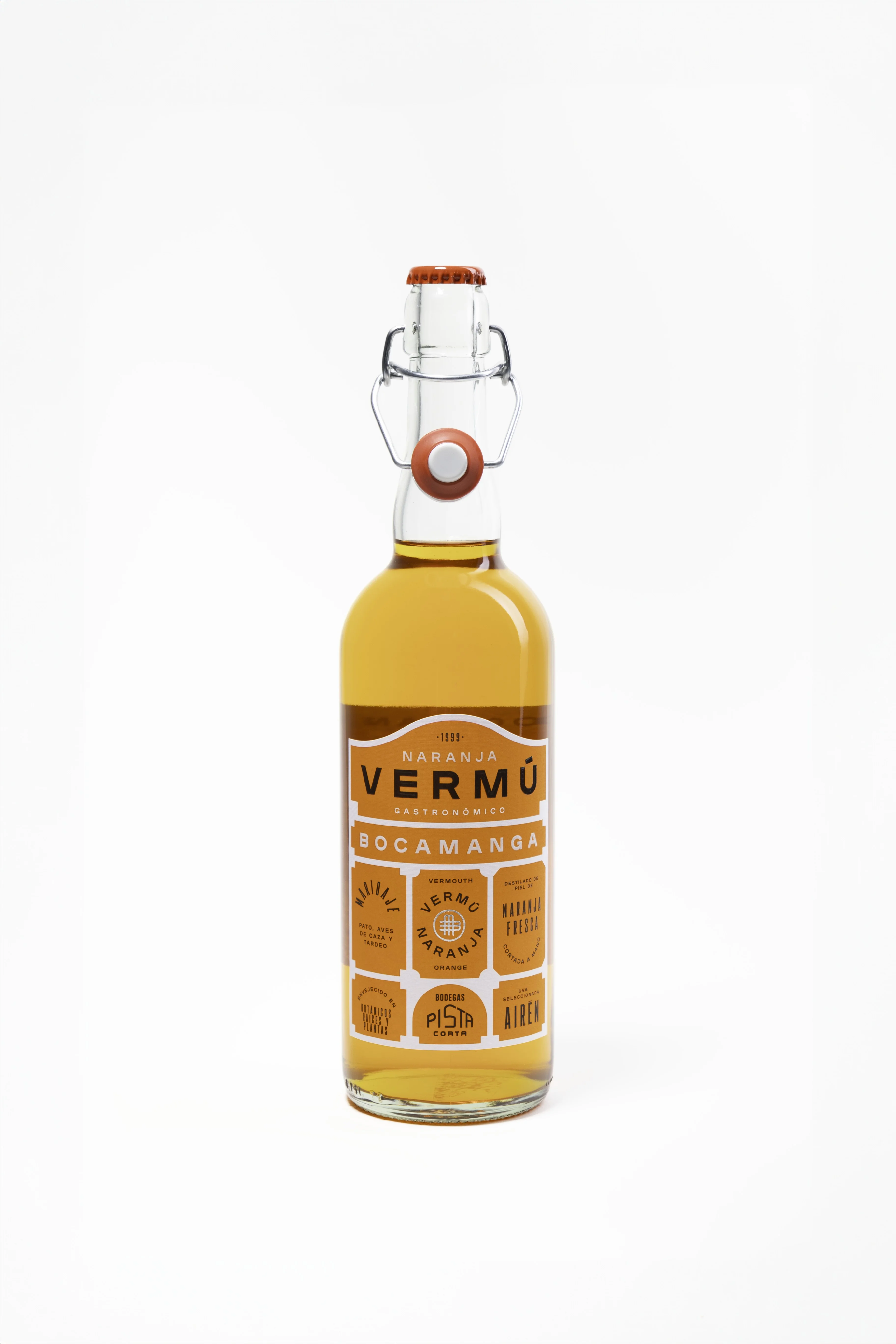 Botella de Bocamanga Naranja Vermú Gastronómico, etiqueta blanca y naranja con leyenda destilado de piel de naranja fresca y uva Airén
