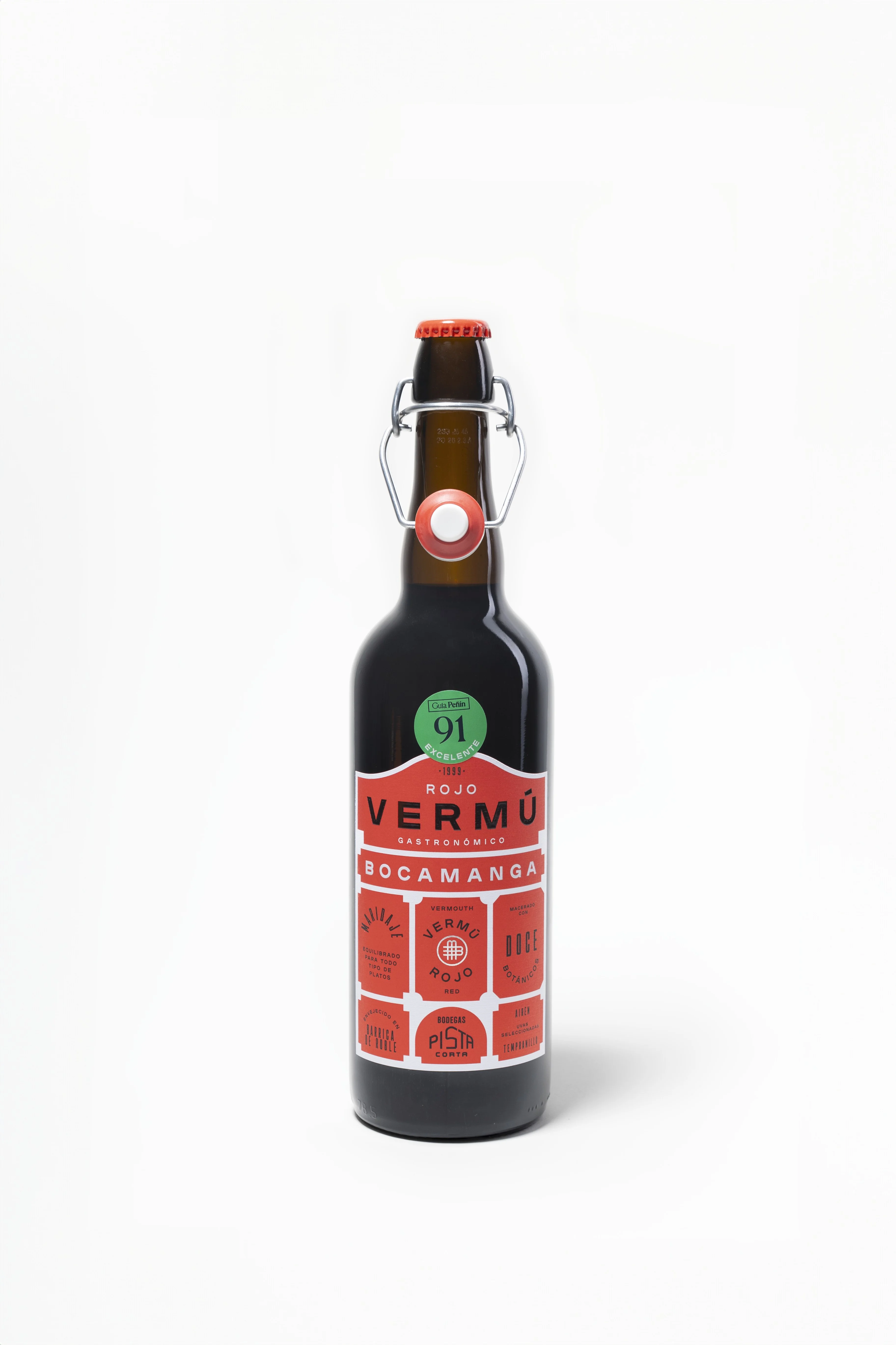 Botella de Bocamanga Rojo Vermú Gastronómico, tapón mecánico, etiqueta roja y blanca con sello Guía Peñín 91 Excelente
