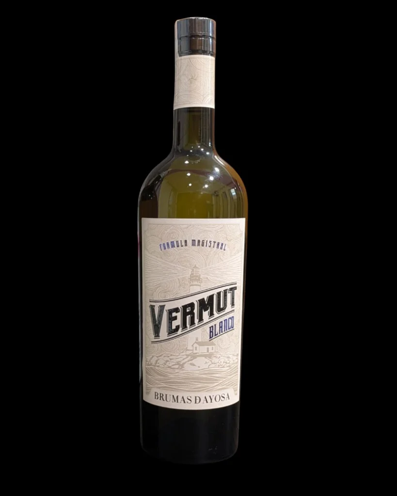 Botella de Brumas de Ayosa Vermut Blanco, etiqueta crema con faro costero y leyenda Fórmula Magistral