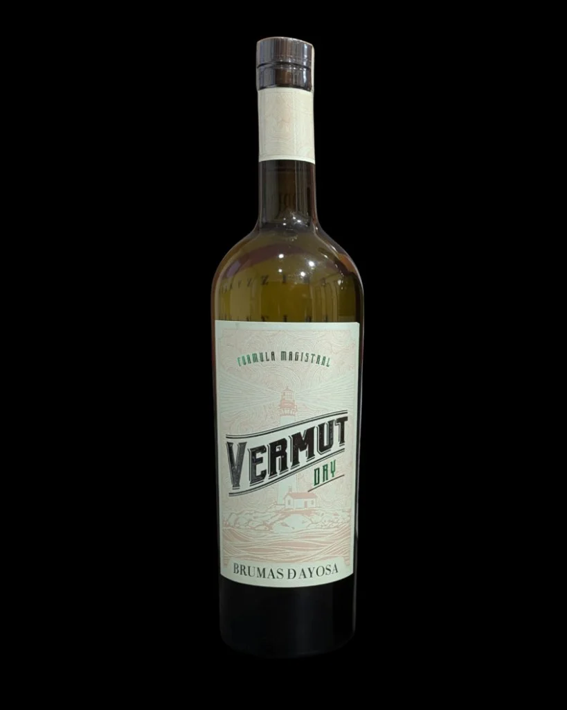 Botella de Brumas de Ayosa Vermut Dry, etiqueta crema con faro costero y leyenda Fórmula Magistral