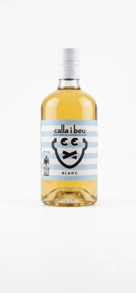 Botella de Vermut Blanco Calla i Beu, etiqueta a rayas con la leyenda Blanc y serigrafía Vermut artesà de la muntanya d'Alacant