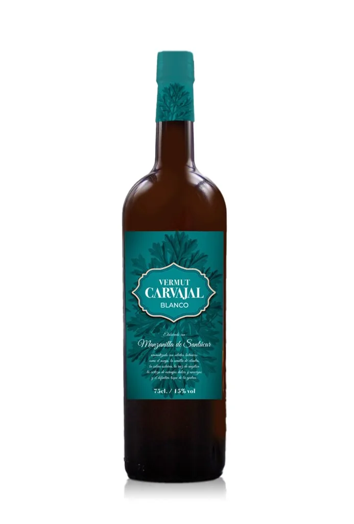 Botella de Vermut Blanco Carvajal, etiqueta turquesa con ilustración botánica y leyenda elaborado con Manzanilla de Sanlúcar