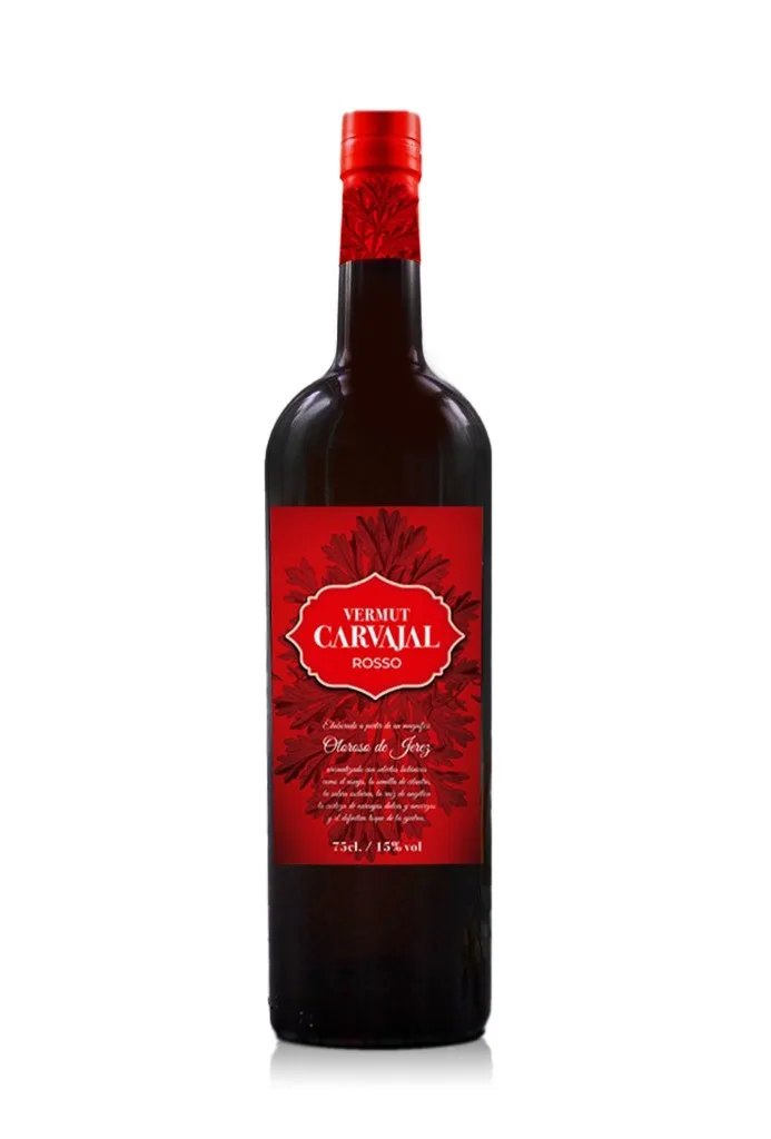 Botella de Vermut Rosso Carvajal, etiqueta roja con ilustración botánica y leyenda elaborado a partir de Oloroso de Jerez