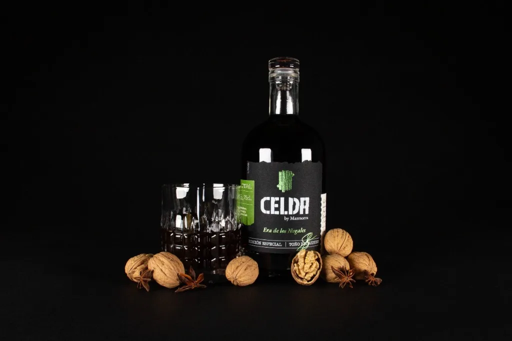 Botella de Vermut Celda Era de los Nogales Edición Especial Toño Rodríguez, con nueces tostadas, anís estrellado y vaso servido