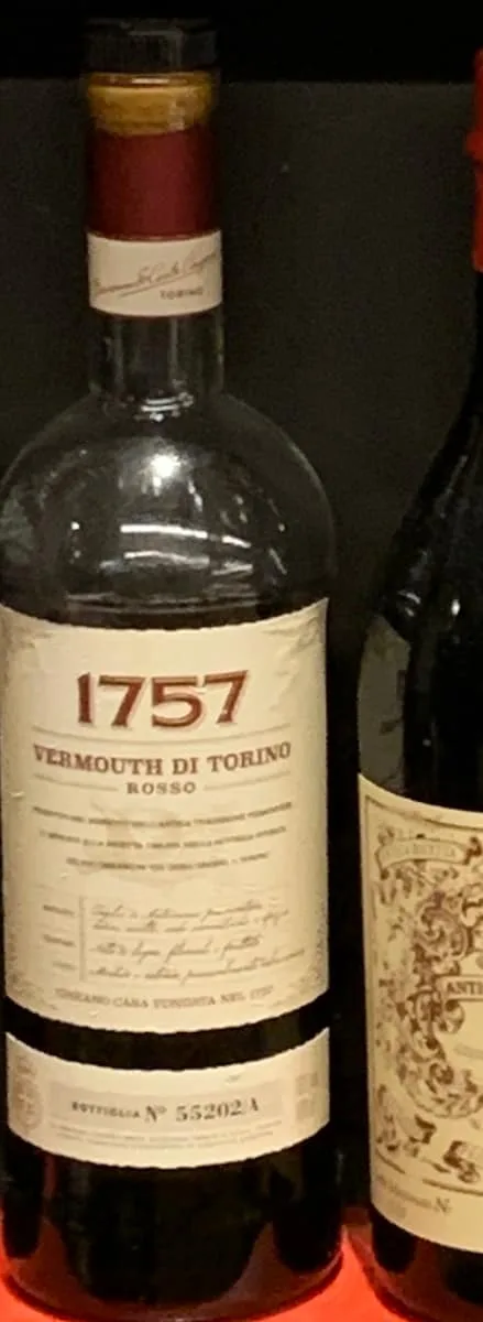 Botella de Cinzano 1757 Vermouth di Torino Rosso