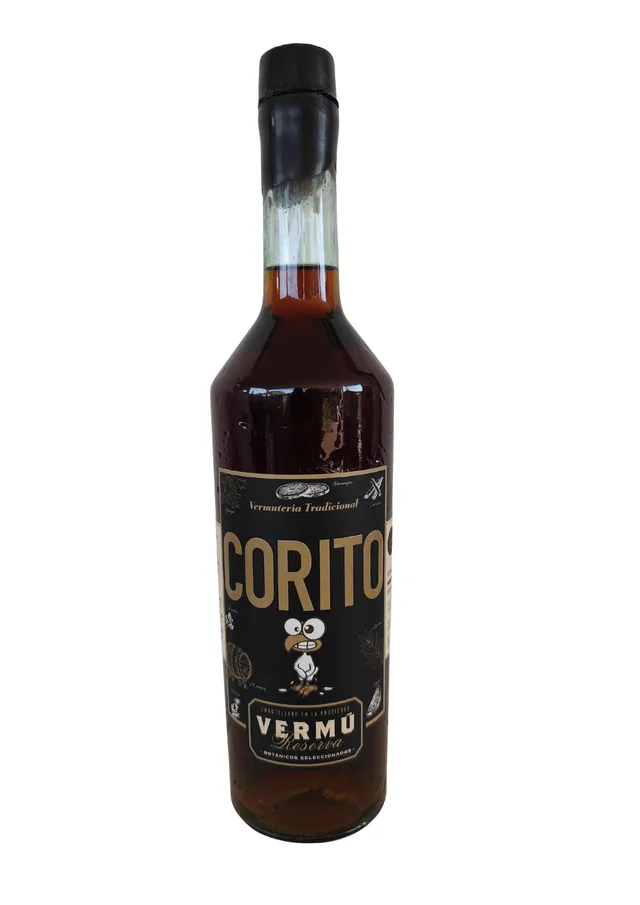 Botella de Vermú Corito Reserva sobre fondo blanco, etiqueta Destilería Esteban Araujo