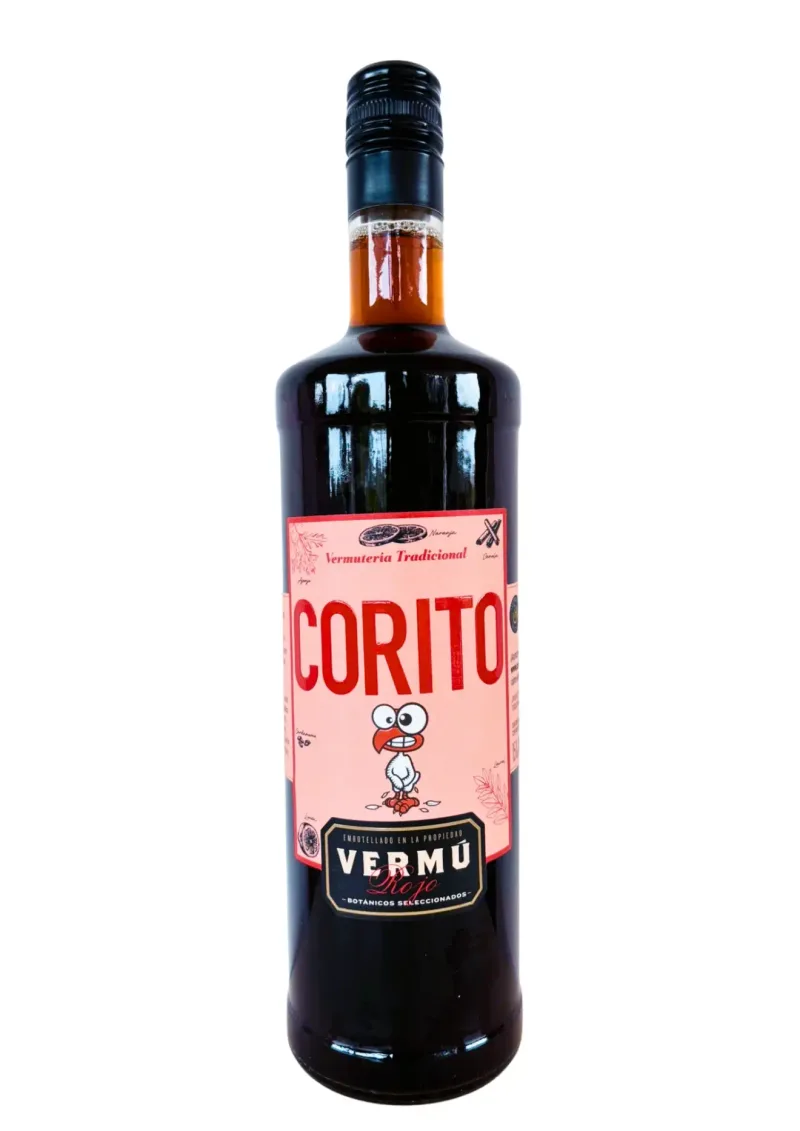 Botella de Vermú Corito Rojo sobre fondo blanco, etiqueta Destilería Esteban Araujo
