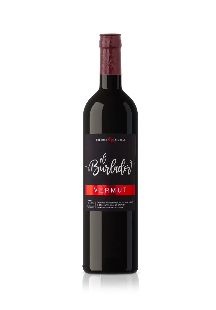Botella de El Burlador Vermut de Bodegas Símbolo, botella oscura con etiqueta negra y franja roja metálica