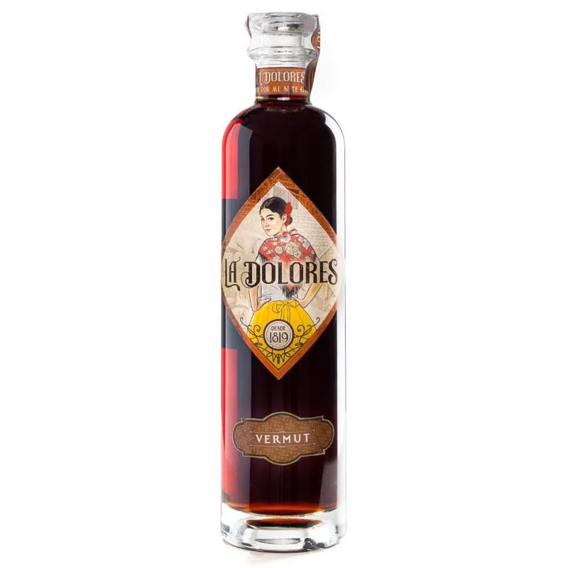 Botella de Vermut La Dolores, etiqueta rombo con ilustración de mujer en traje tradicional, leyenda La Dolores Desde 1819 y cápsula Vermut