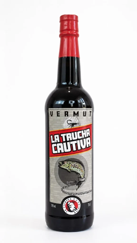 Botella de Vermut La Trucha Cautiva, etiqueta con trucha encadenada, leyenda Vermut La Trucha Cautiva y cápsula roja, 75 cl 15% vol.