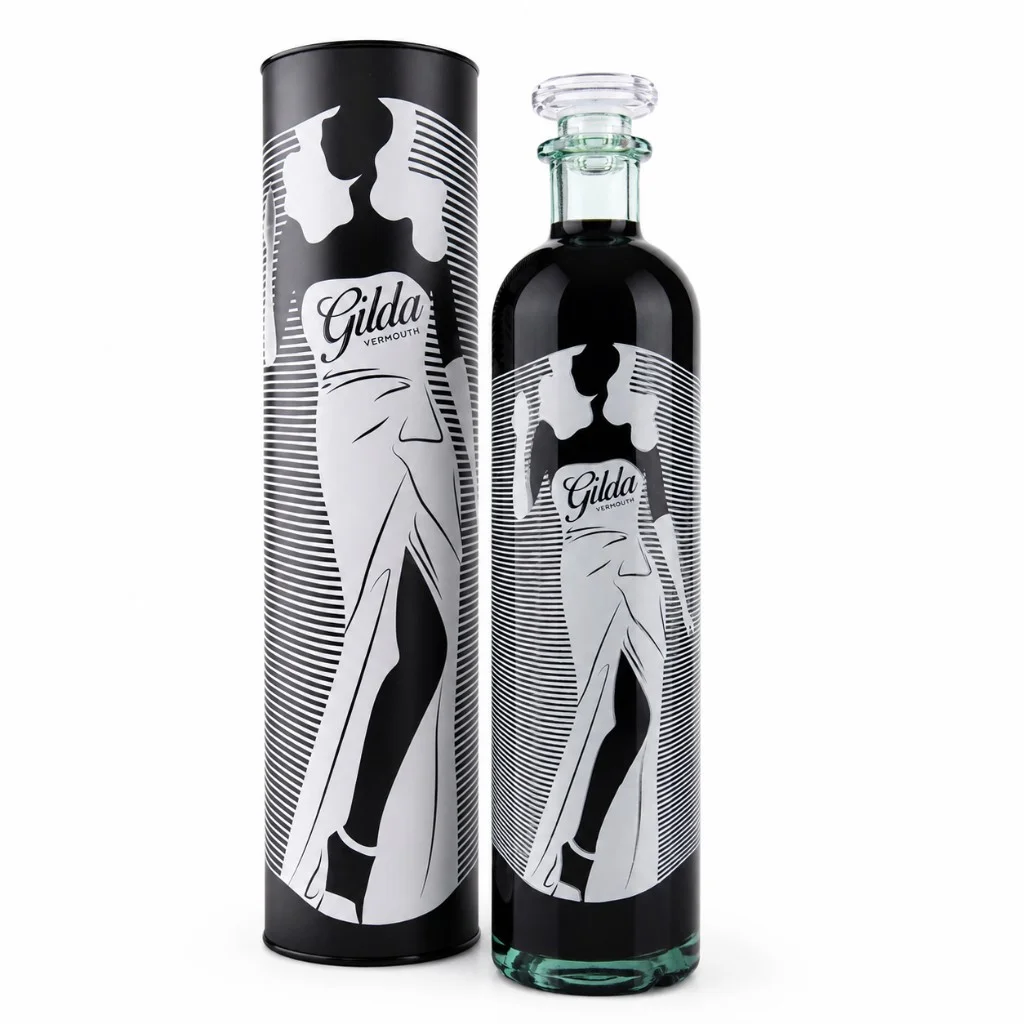 Botella de Vermut Gilda Tinto con estuche cilíndrico negro, silueta de Gilda y leyenda Gilda Vermouth