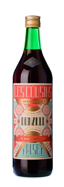 Botella de Les Cousins Donzell, etiqueta geométrica roja y azul con leyendas Les Cousins, Donzell, vi aromatitzat macerat amb herbes locals y Falset