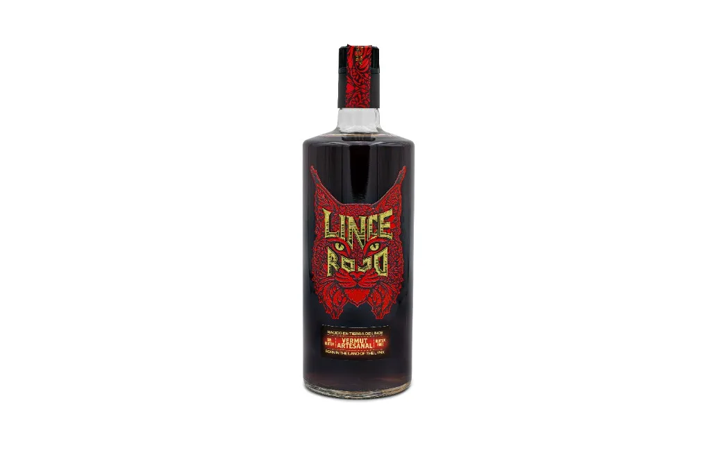 Botella de Lince Rojo vermut artesanal de 1 litro, etiqueta con lince rojo y leyenda Nacido en tierra de lince