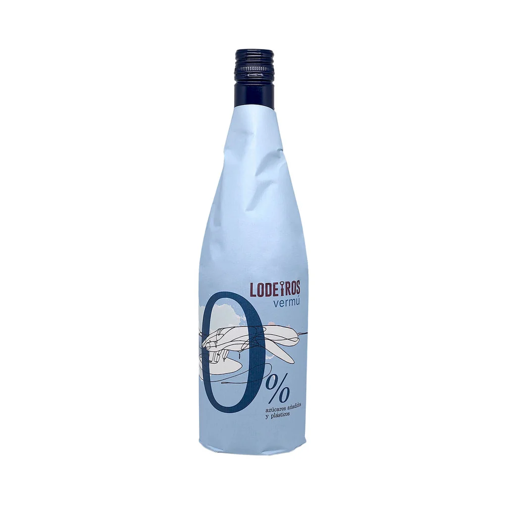 Botella de Vermut Lodeiros 0% blanco envuelta en papel verde menta con gran 0% y hojas de roble