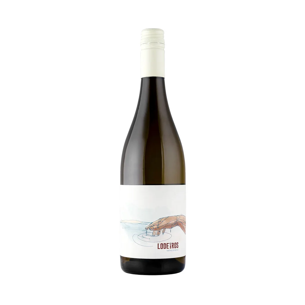Botella de Vermut Lodeiros blanco, etiqueta con ilustración de mano sobre agua y leyenda LODEIROS vermu branco