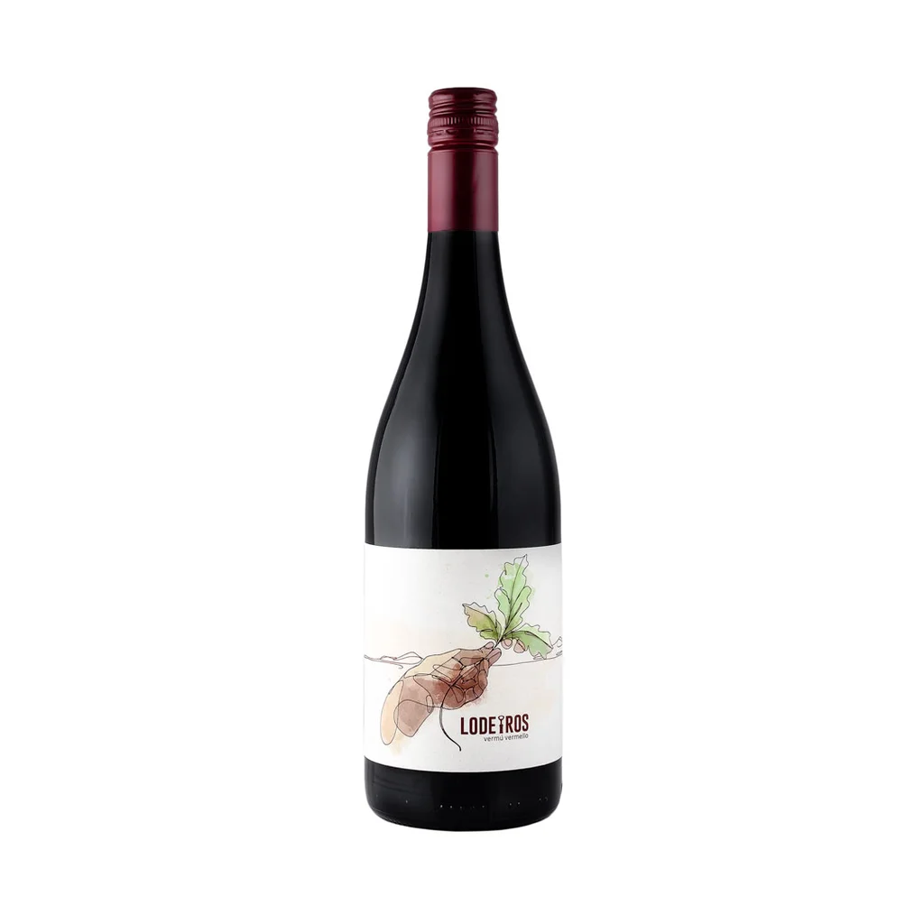 Botella de Vermut Lodeiros rojo, etiqueta minimalista con mano y ramita verde y leyenda LODEIROS vermú vermello