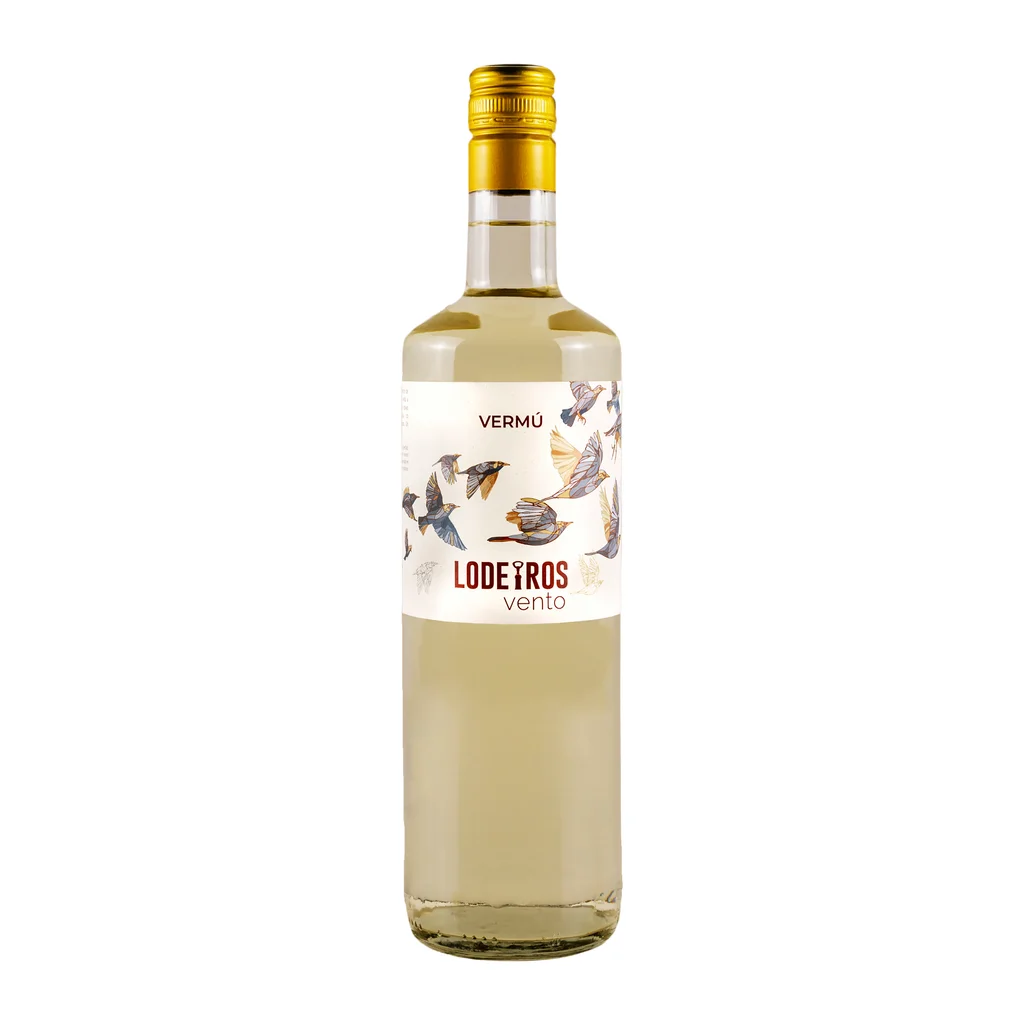 Botella de Vermut Lodeiros Vento blanco, etiqueta con aves en vuelo y leyenda LODEIROS vento