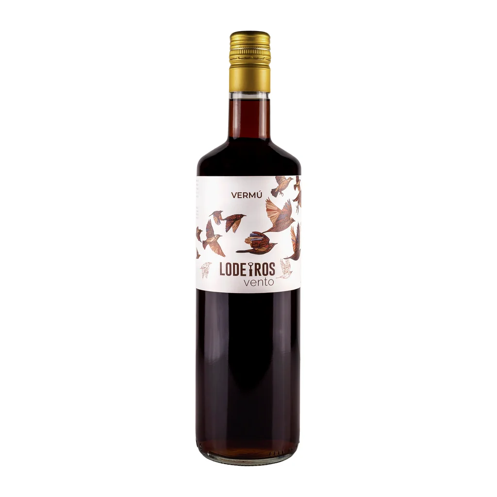 Botella de Vermut Lodeiros Vento rojo, etiqueta con aves en vuelo y leyenda LODEIROS vento