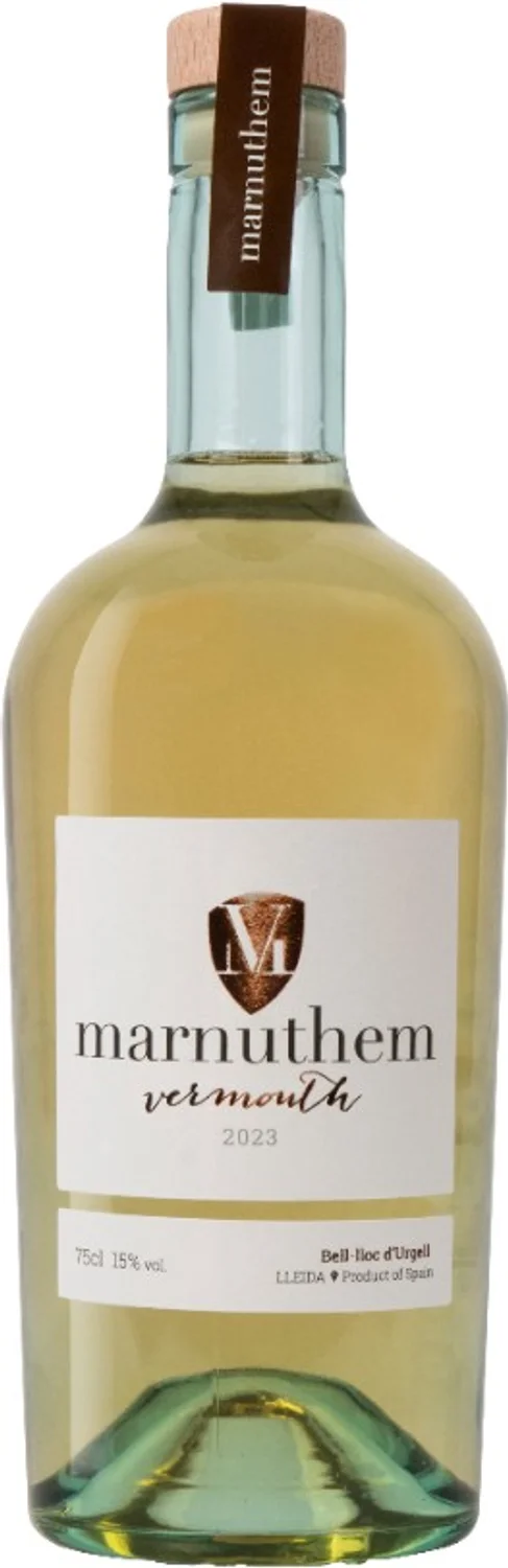 Botella transparente de Marnuthem Vermouth Blanc, líquido pajizo, tapón de madera, etiqueta blanca con escudo M y vermouth en script cobre, Bell-lloc d'Urgell