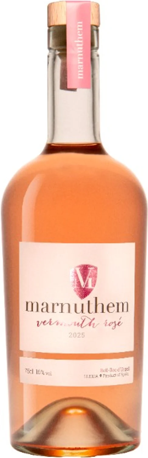 Botella transparente de Marnuthem Vermouth Rosé, líquido rosado pálido, tapón de madera, etiqueta crema con escudo M rosa y vermouth rosé en script, Bell-lloc d'Urgell