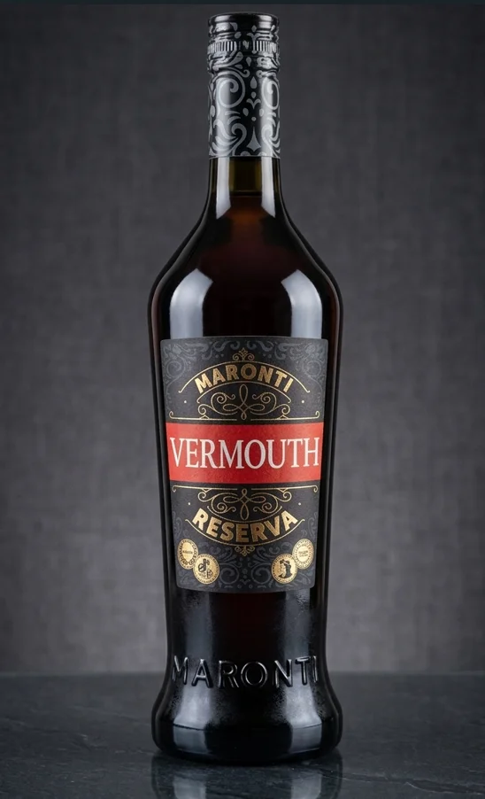 Botella de Maronti Vermouth Reserva, etiqueta negra con banda roja Vermouth y leyenda Reserva en dorado, botella de 1 litro