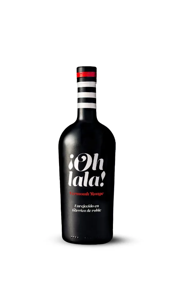 Botella de ¡Oh Là Là! Vermouth Rouge de Bodegas Vegamar, botella negra con leyenda Envejecido en barrica de roble
