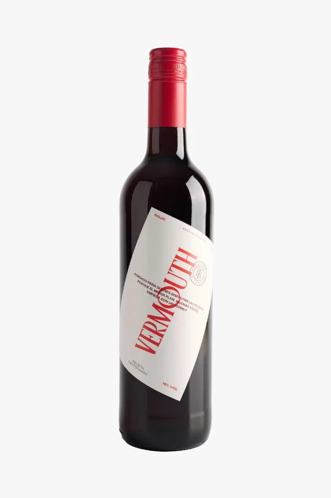 Botella de Vermut Ruiz Torres Rojo, cápsula roja, etiqueta diagonal con leyenda VERMOUTH, sello RT y Receta Centenaria, 15% vol.
