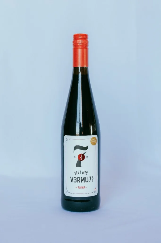 Botella de Set i Mig de Bodegas Ángel, etiqueta blanca con gran 7½ estilizado y leyenda V3RMU7½