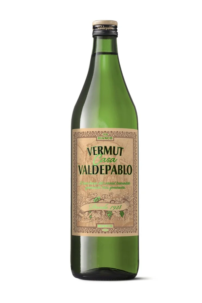 Botella de Casa Valdepablo Vermut Blanco, botella verde con etiqueta vintage Bianco