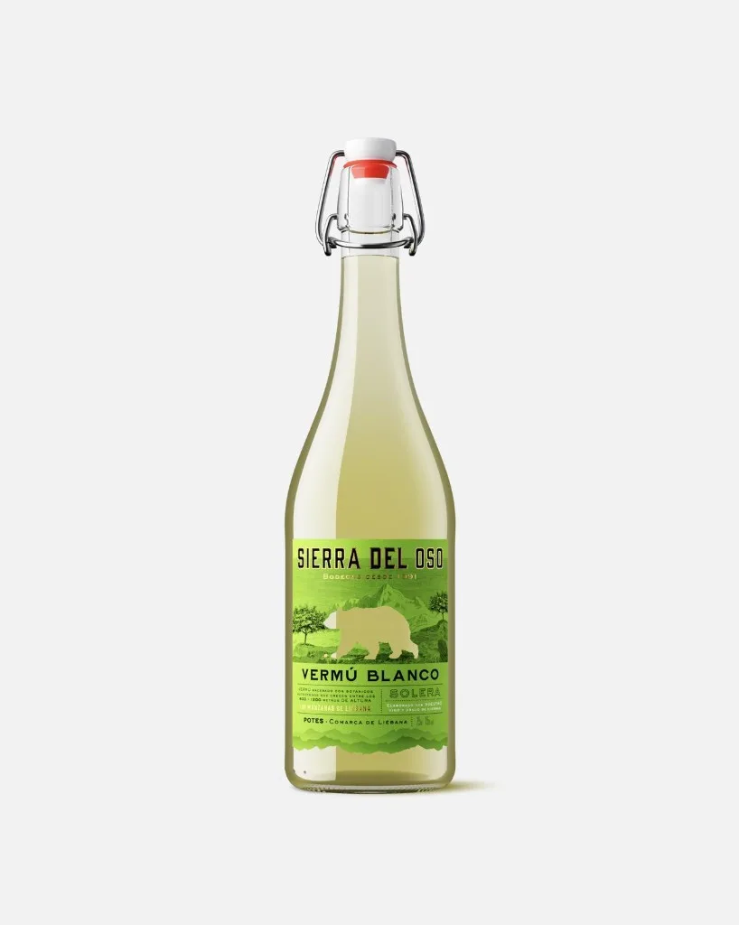Botella de Vermú Blanco Sierra del Oso, etiqueta verde con oso y leyenda Con manzanas de Liébana