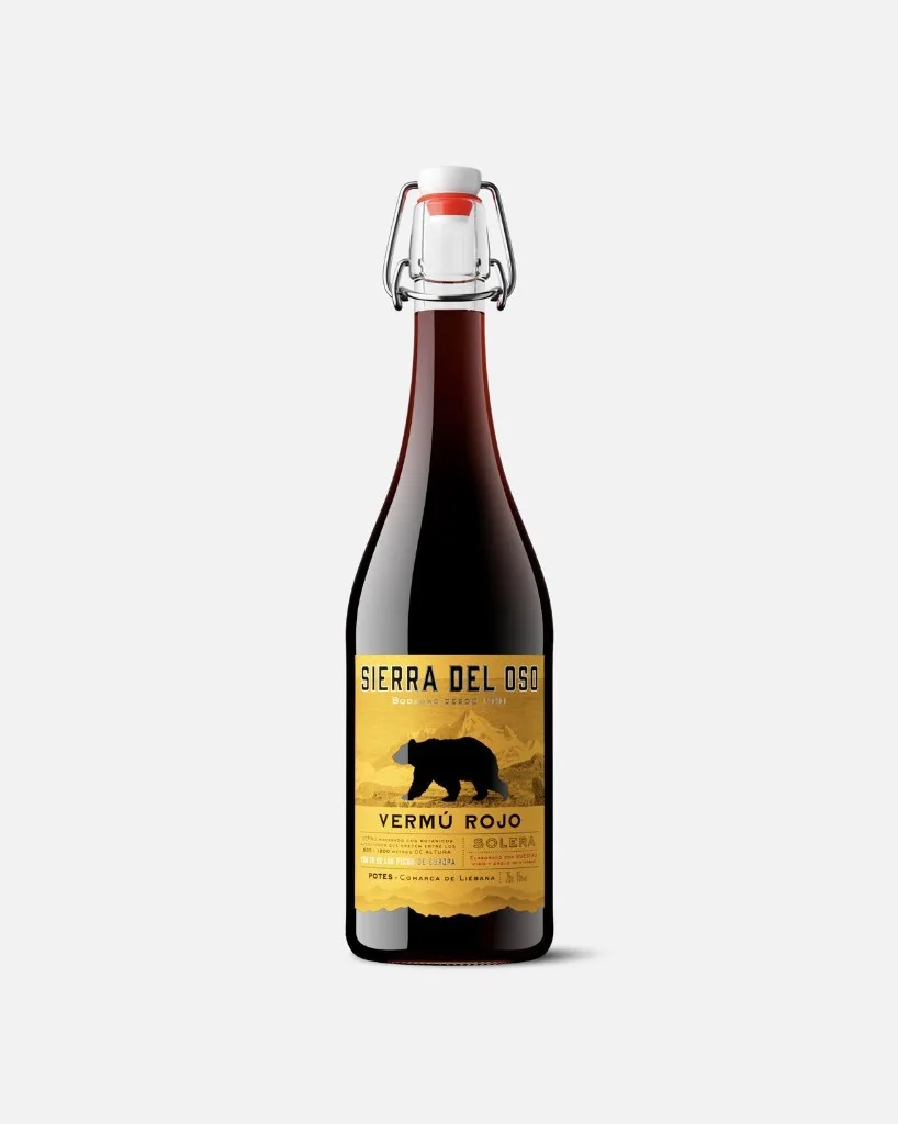 Botella de Vermú Rojo Sierra del Oso, etiqueta dorada con oso y leyenda Con té de los Picos de Europa