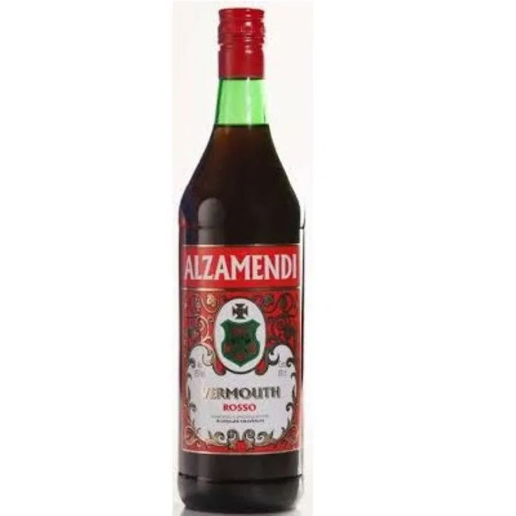 Botella de Vermut Alzamendi Rosso, etiqueta roja y dorada con escudo heráldico y leyenda Vermouth Rosso
