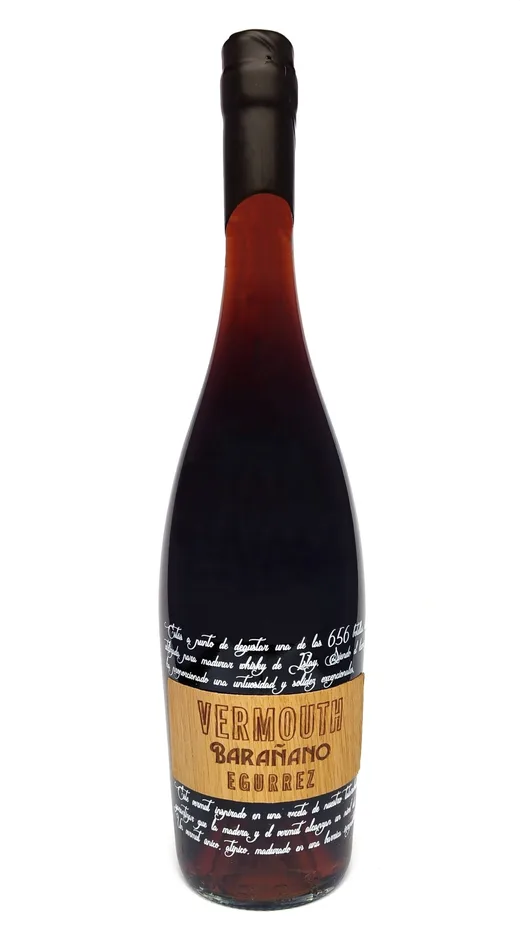 Botella de Vermouth Barañano Egurrez con banda de madera, cápsula negra y caligrafía sobre el cristal