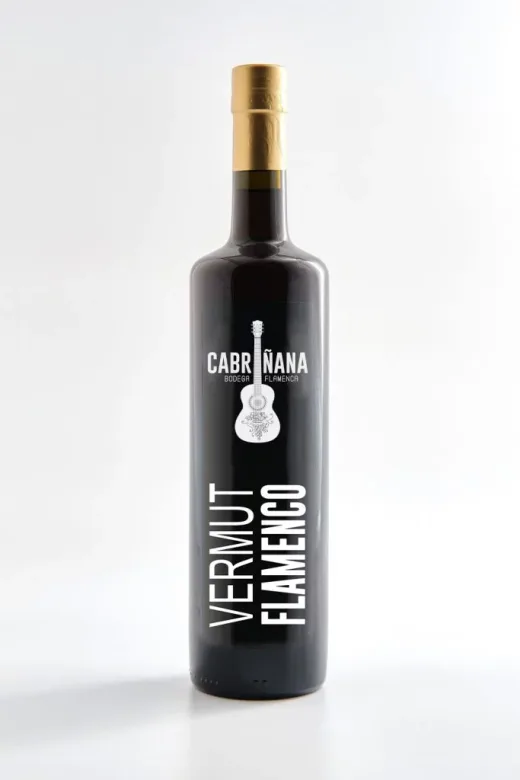 Botella de Vermut Flamenco Bulería de Bodega Rockera Cabriñana, cristal oscuro con etiqueta negra, guitarra flamenca y texto vertical Vermut Flamenco