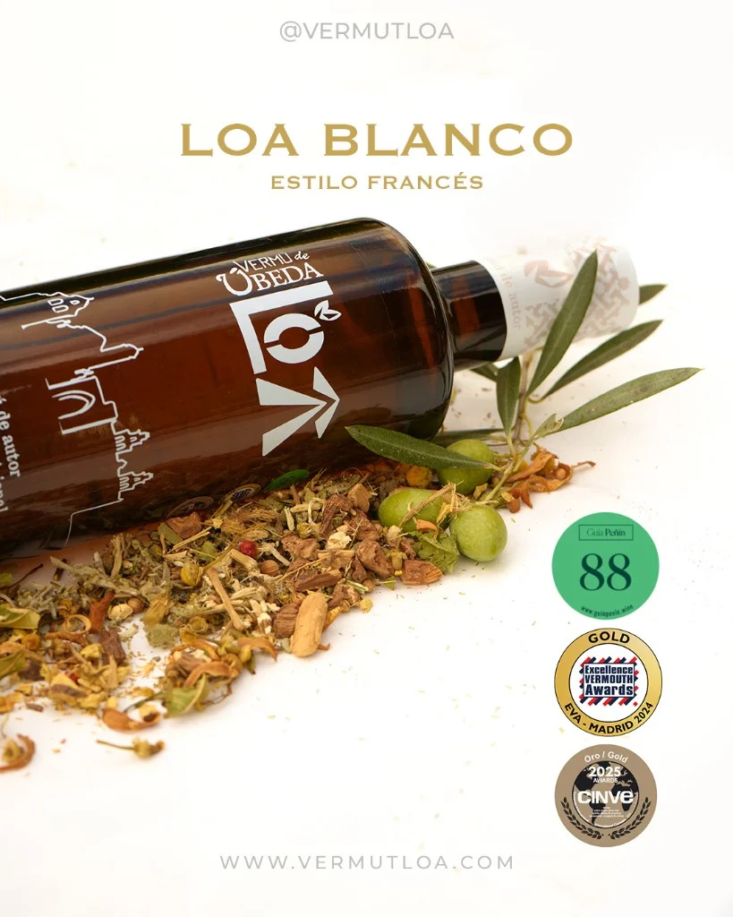 Imagen oficial de Vermut LOA Blanco, estilo francés de Úbeda, con botella, botánicos y medallas Peñín 88, oro EVA Madrid 2024 y oro CINVE 2025