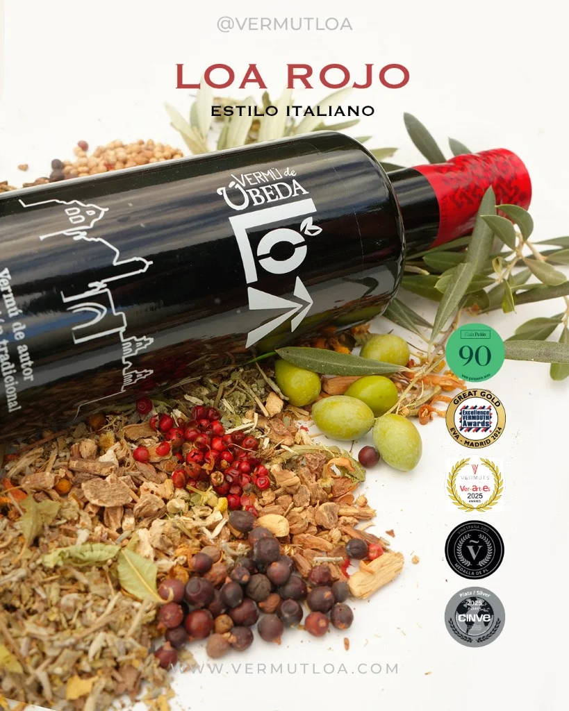 Imagen oficial de Vermut LOA Rojo, estilo italiano de Úbeda, con botella, botánicos y medallas Peñín 90, gran oro EVA Madrid 2024, oro Ver-Art-es 2025 y plata CINVE 2025
